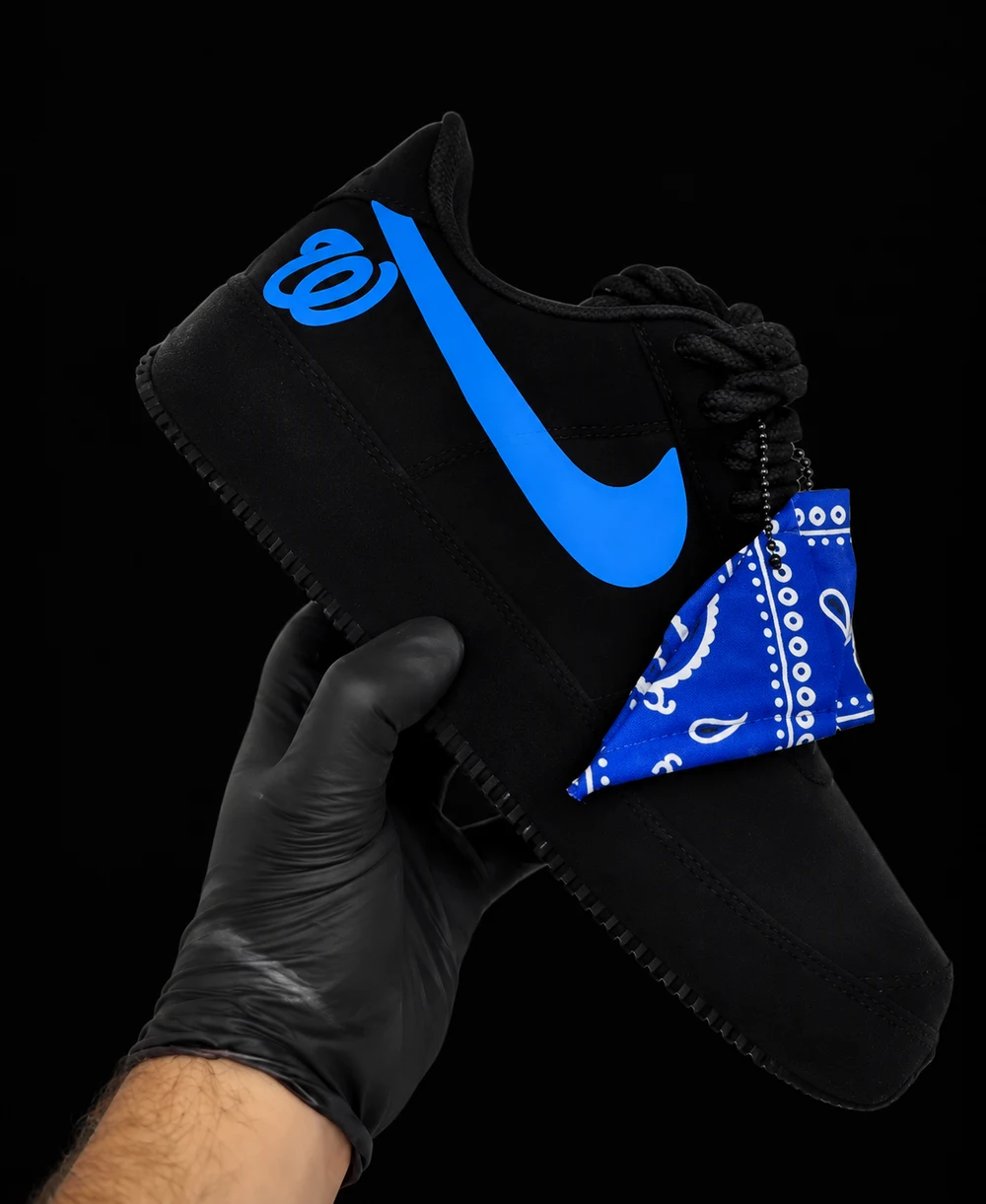 Zwarte custom Air Force 1 met blauwe accenten en blauwe bandana