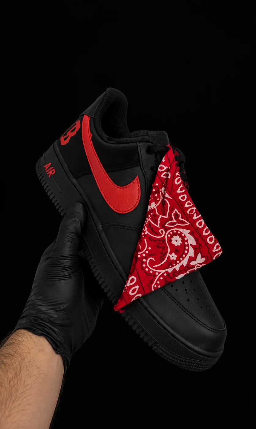 Zwarte custom Air Force 1 met rode accenten en rode bandana